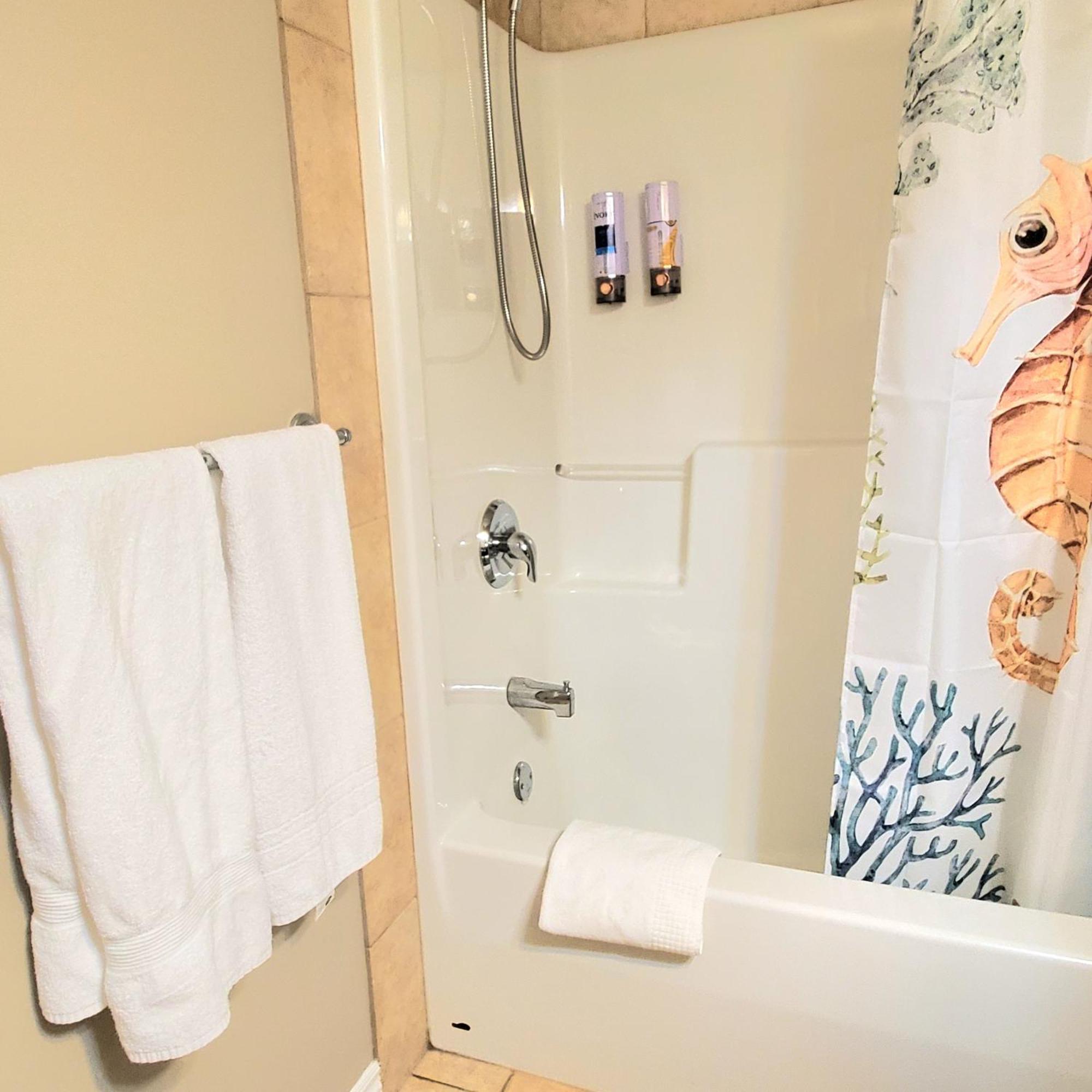 Private 2 Bedrooms Suite Near Hwy 1, Cultus Lake, Heritage Park, Fishing, Coliseum Chilliwack Quarto foto